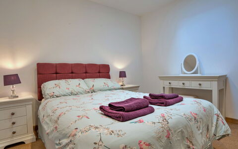 Courtyard View at Longford: Letto, Mobilia, Bedding, Camera Da Letto, Lenzuolo, Interior Design, Legna, Biancheria, Camera, Cassetto