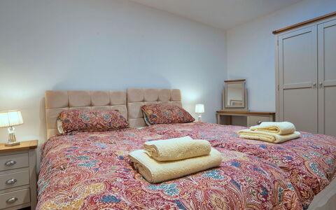 Courtyard View at Longford: Letto, Mobilia, Bedding, Interior Design, Camera Da Letto, Lenzuolo, Parete, Camera, Pavimento, Legna