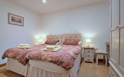 Courtyard View at Longford: Mobilia, Letto, Camera Da Letto, Bedding, Interior Design, Lenzuolo, Legna, Camera, Biancheria, Tessile