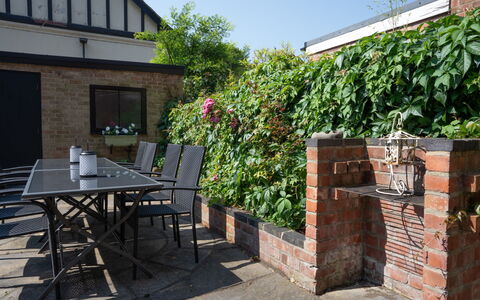House on the Green: Parete, Brick, Muratura, Arbusto, Giardino, Backyard, Mobili Da Esterno, Cortile, Landscaping