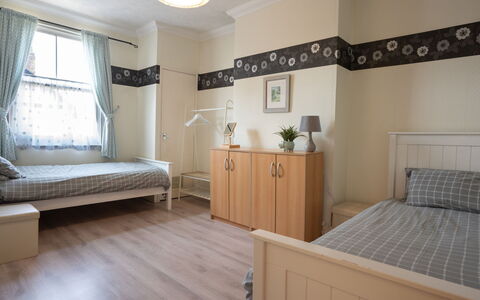 House on the Green: Mobilia, Interior Design, Letto, Pavimento, Pavimentazione, Camera Da Letto, Parete, Legna, Camera, Pavimento In Legno