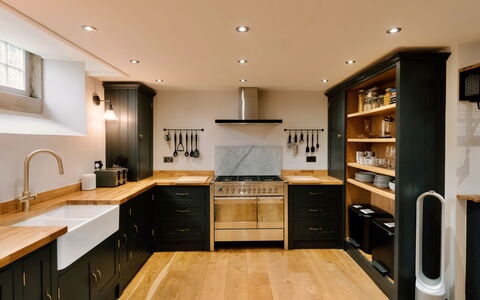 Heather View Chapel: Cucina, Mobilia, Elettrodomestico Da Cucina, Controsoffitto, Cabinetry, Interior Design, Pavimentazione, Apparecchio Major, Legna, Cucina Stufa