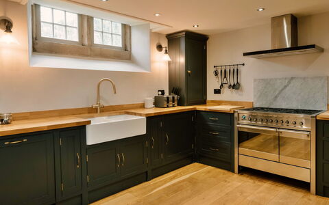 Heather View Chapel: Cucina, Controsoffitto, Cabinetry, Elettrodomestico Da Cucina, Pavimentazione, Legna, Interior Design, Apparecchio Major, Mobilia, Cucina Stufa