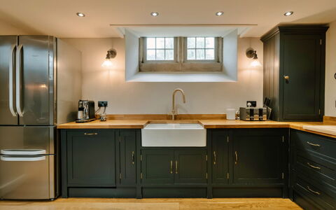 Heather View Chapel: Cucina, Controsoffitto, Elettrodomestico Da Cucina, Mobilia, Cabinetry, Interior Design, Pavimentazione, Apparecchio Major, Legna, Pavimento