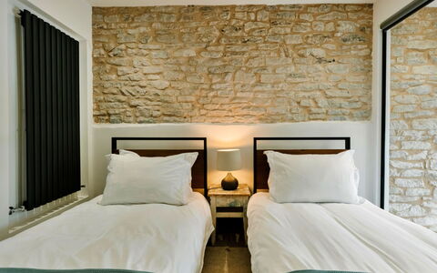 Heather View Chapel: Letto, Mobilia, Parete, Camera Da Letto, Interior Design, Legna, Bedding, Pavimento, Lenzuolo, Pavimentazione