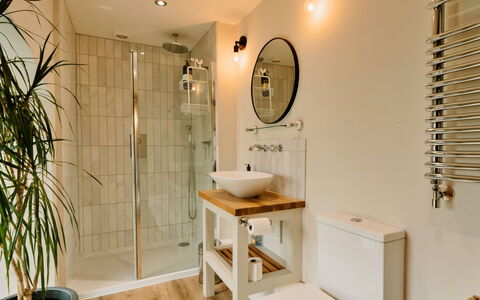 Heather View Chapel: Idraulico Fixture, Interior Design, Bagno, Pavimentazione, Pavimento, Lavandino Del Bagno, Lavello, Gabinetto, Rubinetto, Idraulico