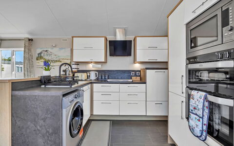 Osprey Court 1: Pavimentazione, Apparecchio Major, Interior Design, Pavimento, Lavatrice, Soffitto, Asciugatrice, Elettrodomestico, Cucina, Controsoffitto