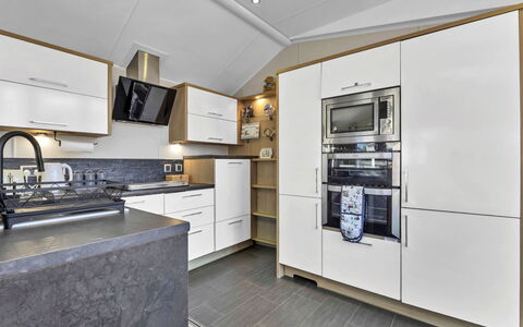 Osprey Court 1: Cucina, Controsoffitto, Cabinetry, Legna, Interior Design, Pavimentazione, Apparecchio Major, Elettrodomestico Da Cucina, Elettrodomestico, Soffitto