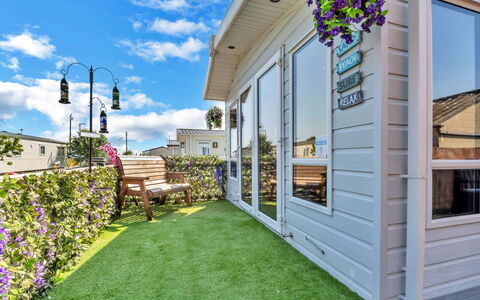 Osprey Court 1: Casa, Giardino, Cortile, Landscaping, Backyard, Erba Sintetica, Prato, Deck, Sedia, Terrazza