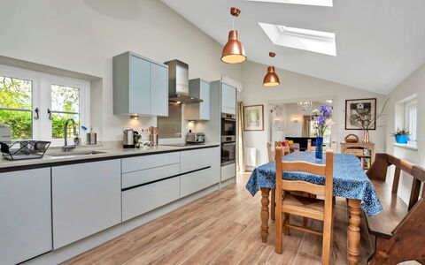 The Pottage: Mobilia, Interior Design, Cucina, Pavimentazione, Controsoffitto, Pavimento, Cabinetry, Legna, Pavimento In Legno, Elettrodomestico Da Cucina