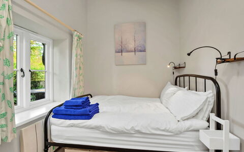 The Pottage: Letto, Mobilia, Camera Da Letto, Interior Design, Bedding, Lenzuolo, Pavimento, Legna, Biancheria, Pavimentazione