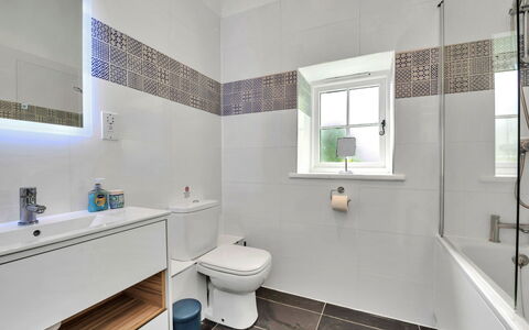 The Pottage: Bagno, Interior Design, Pavimentazione, Idraulico Fixture, Parete, Pavimento, Gabinetto, Toilet Seat, Piastrella, Rubinetto