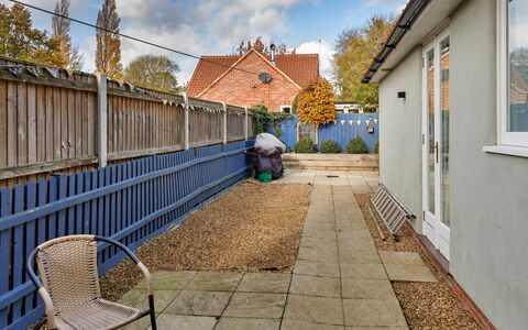 The Chapel: Parete, Zona Residenziale, Casa, Materiale Composito, Recinzione, Home Scherma, Backyard, Brick, Passerella, Giardino