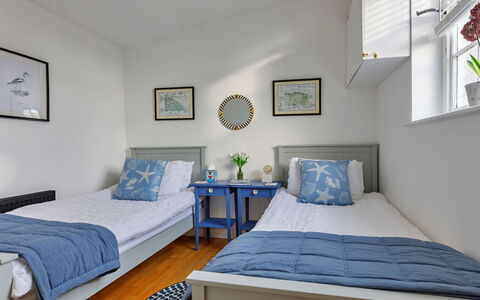 The Chapel: Letto, Mobilia, Interior Design, Camera Da Letto, Bedding, Pavimento, Lenzuolo, Pavimentazione, Legna, Camera