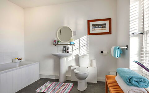 The Chapel: Toilet Seat, Bagno, Idraulico Fixture, Pavimentazione, Gabinetto, Interior Design, Pavimento, Lavello, Lavandino Del Bagno, Rubinetto