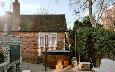 Arc Next-The-Sea: Legna, Villetta, Backyard, Giardino, Brick, Cortile, Edifici Giardino, Mobili Da Esterno, Color Legno, Struttura Esterna