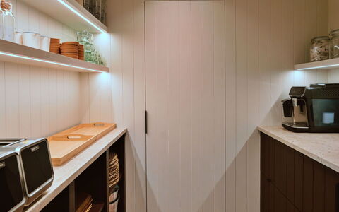 Arc Next-The-Sea: Parete, Interior Design, Legna, Soffitto, Pavimentazione, Illuminazione, Cucina, Mobilia, Scaffalature, Lampada