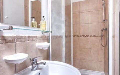 Town End Barn: Idraulico Fixture, Interior Design, Lavandino Del Bagno, Pavimento, Pavimentazione, Bagno, Lavello, Gabinetto, Camera, Soffitto
