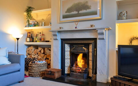 Ingersley Cottage: Focolare, Mobilia, Interior Design, Legna, Pavimentazione, Soggiorno, Illuminazione, Pavimento, Casa