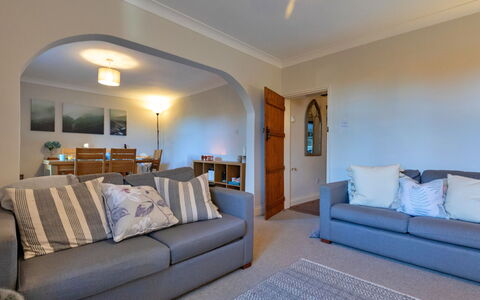 Ingersley Cottage: Mobilia, Interior Design, Divano, Pavimentazione, Parete, Pavimento, Legna, Soffitto, Camera, Soggiorno