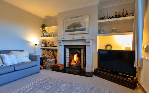 Ingersley Cottage: Focolare, Mobilia, Interior Design, Pavimentazione, Legna, Soggiorno, Pavimento, Camera, Illuminazione, Casa