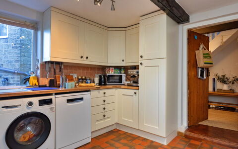 Ingersley Cottage: Elettrodomestico Da Cucina, Apparecchio Major, Cucina, Pavimentazione, Controsoffitto, Legna, Interior Design, Cabinetry, Pavimento, Elettrodomestico