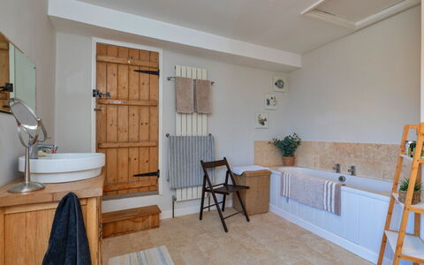 Ingersley Cottage: Pavimentazione, Interior Design, Idraulico Fixture, Pavimento, Idraulico, Rubinetto, Bagno, Mobilia, Mobiletto Del Bagno, Camera