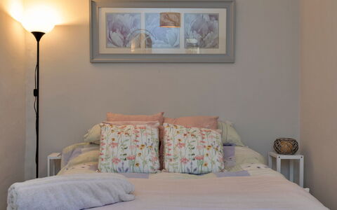 Ingersley Cottage: Letto, Mobilia, Bedding, Camera Da Letto, Interior Design, Lenzuolo, Parete, Biancheria, Camera, Cuscino
