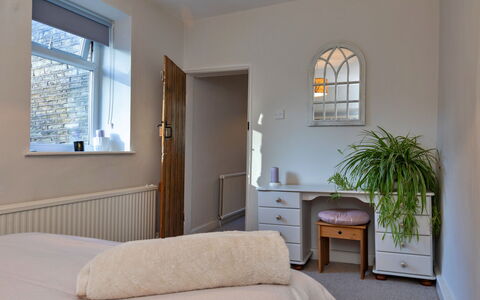 Ingersley Cottage: Mobilia, Letto, Interior Design, Camera Da Letto, Parete, Bedding, Lenzuolo, Legna, Pavimentazione, Pavimento