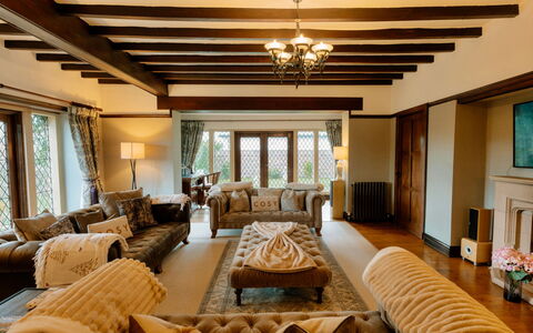 Greenacres: Mobilia, Interior Design, Legna, Soffitto, Pavimentazione, Casa, Pavimento, Divano, Illuminazione, Soggiorno