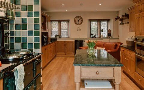 Greenacres: Mobilia, Cucina, Controsoffitto, Cabinetry, Interior Design, Elettrodomestico Da Cucina, Pavimentazione, Legna, Pavimento, Cassetto
