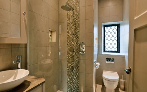 Greenacres: Bagno, Interior Design, Idraulico Fixture, Pavimentazione, Parete, Pavimento, Gabinetto, Piastrella, Specchio, Casa