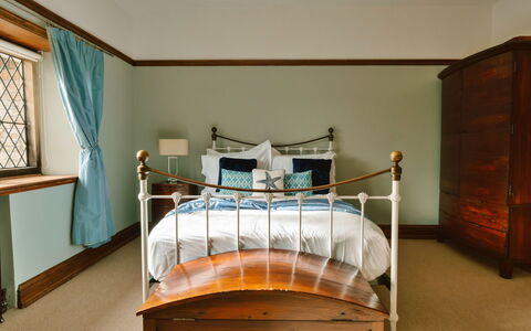 Greenacres: Mobilia, Interior Design, Letto, Camera Da Letto, Parete, Legna, Bedding, Lenzuolo, Pavimentazione, Soffitto
