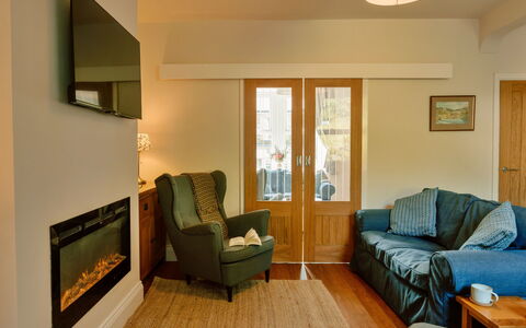 2 Haywood View: Mobilia, Interior Design, Pavimentazione, Pavimento, Divano, Parete, Camera, Legna, Soffitto, Soggiorno