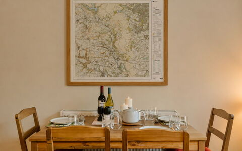 2 Haywood View: Mobilia, Parete, Tavolo, Interior Design, Sala Da Pranzo, Legna, Cucina & Sala Da Pranzo Tavolo, Sedia, Pavimentazione, Tavola