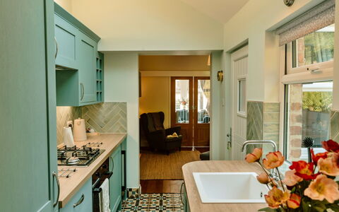 2 Haywood View: Cucina, Interior Design, Controsoffitto, Mobilia, Pavimentazione, Cabinetry, Legna, Elettrodomestico Da Cucina, Pavimento, Soffitto