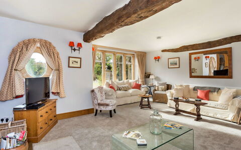 Dunford Barn: Mobilia, Interior Design, Casa, Casa, Illuminazione, Divano, Soggiorno, Camera, Soffitto, Cornice