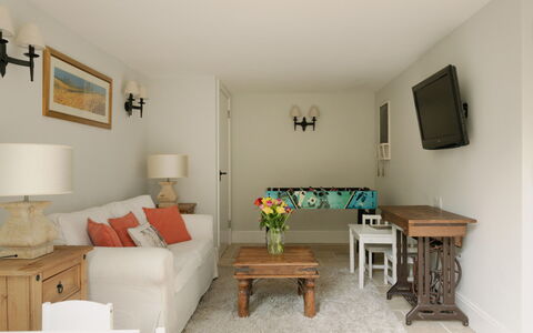 Dunford Barn: Mobilia, Interior Design, Parete, Legna, Divano, Pavimentazione, Camera, Pavimento, Soffitto, Soggiorno