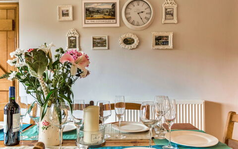 Dunford Barn: Mobilia, Interior Design, Legna, Tavolo, Sala Da Pranzo, Tavola, Tessile, Illuminazione, Camera, Cornice