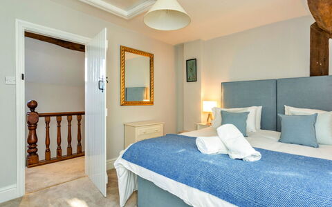 Dunford Barn: Mobilia, Parete, Camera Da Letto, Letto, Legna, Pavimento, Interior Design, Pavimentazione, Soffitto, Bedding