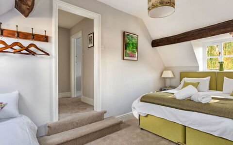 Dunford Barn: Mobilia, Interior Design, Letto, Parete, Camera Da Letto, Pavimentazione, Legna, Soffitto, Camera, Pavimento