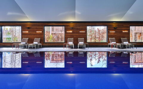 The Glass House at the Lakes by Yoo: Piscina, Soffitto, Ricorrere, Sedia, Riflessione, Hotel, Eco Hotel, Mobili Da Esterno, Giochi D'Acqua