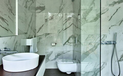 The Glass House at the Lakes by Yoo: Interior Design, Parete, Pavimentazione, Idraulico Fixture, Bagno, Pavimento, Rubinetto, Architettura, Idraulico, Soffitto