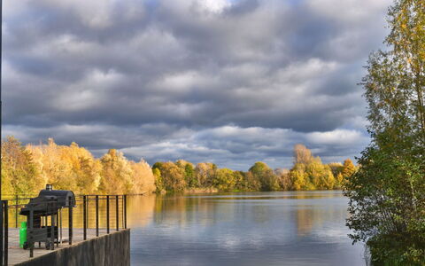 The Glass House at the Lakes by Yoo: Cielo, Blu, Acqua, Corpo D'Acqua, Albero, Natura, Nube, Ramo, Paesaggio Naturale, Waterway