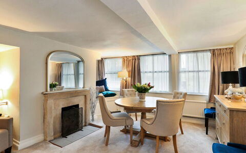 Aarons: Mobilia, Interior Design, Pavimentazione, Soffitto, Pavimento, Camera, Illuminazione, Divano, Casa, Tavolo