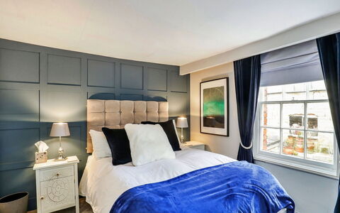 Aarons: Mobilia, Interior Design, Camera Da Letto, Letto, Pavimentazione, Bedding, Lenzuolo, Soffitto, Pavimento, Camera