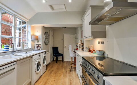 Aarons: Interior Design, Pavimentazione, Apparecchio Major, Cucina, Controsoffitto, Elettrodomestico Da Cucina, Cabinetry, Mobilia, Legna, Pavimento