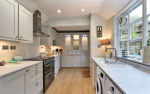 Aarons: Interior Design, Pavimentazione, Controsoffitto, Cabinetry, Mobilia, Cucina, Legna, Pavimento, Soffitto, Apparecchio Major
