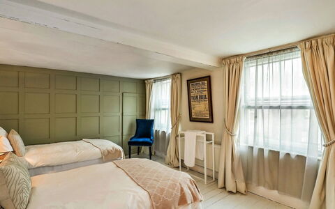 Aarons: Mobilia, Interior Design, Pavimento, Parete, Pavimentazione, Legna, Soffitto, Camera, Camera Da Letto, Letto