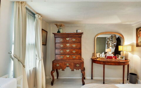Aarons: Mobilia, Interior Design, Camera Da Letto, Letto, Parete, Legna, Lenzuolo, Bedding, Camera, Tessile